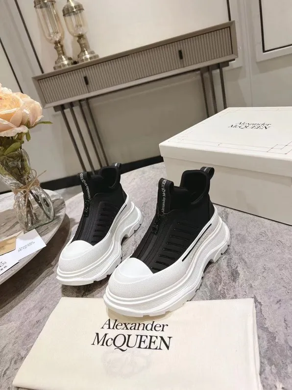👟👟Ex-factory price 600👟👟 Men's size +10 2023 McQueen classic hot style, top version! ALEXANDERAIexanderMcQUEEN✅ has been certified. The latest 2023 counters will be launched at the same time, international T stage catwalk models. 💯Purchased from top ZP, the original version is 1:1 customized, perfectly reproduced, embellished with waterproof zippers on off-road inspired clothing, with imported anti-wear super soft sock cuffs, 3D glue bright strips, excellent comfort, outsole: original TPU double-layer combination outsole. Fabric: Imported silk cow leather Lining: Imported super soft Lycra/space cloth Foot pads: Imported silk sheepskin Size: 35-40 for women, 39-45 for men. Color: all black, black and white, all white, (add 10 for men’s model)